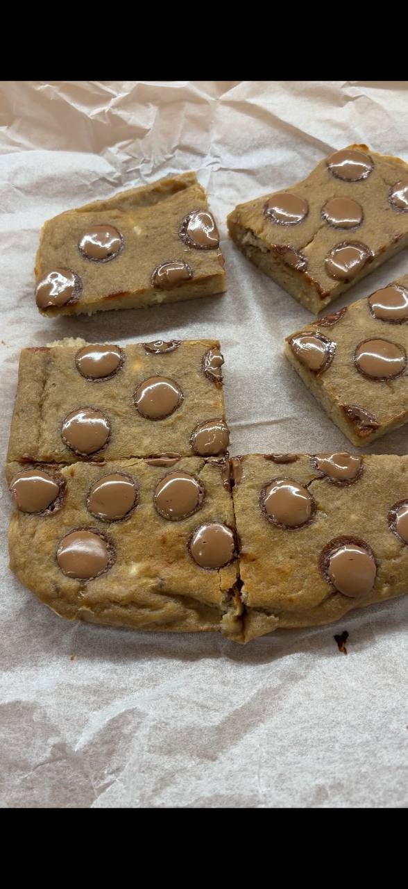 Banana Bread Peanut Blondie